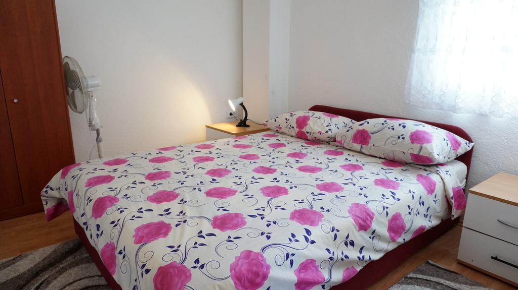Apartments Red Rose Nin Bagian luar foto