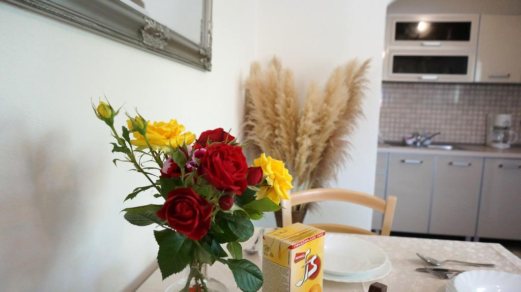 Apartments Red Rose Nin Bagian luar foto