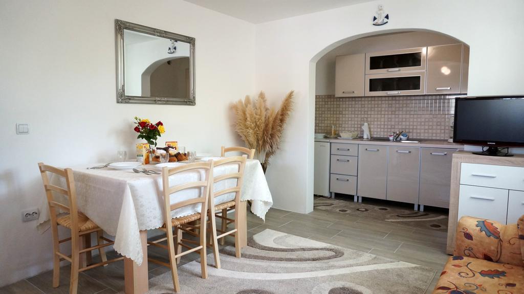 Apartments Red Rose Nin Bagian luar foto